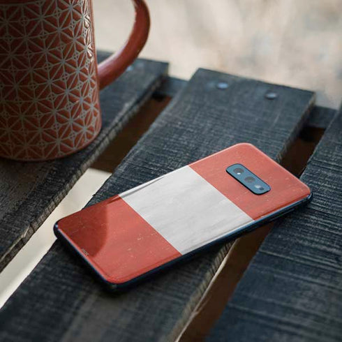 Peru Flag Distressed Galaxy S10e Skin